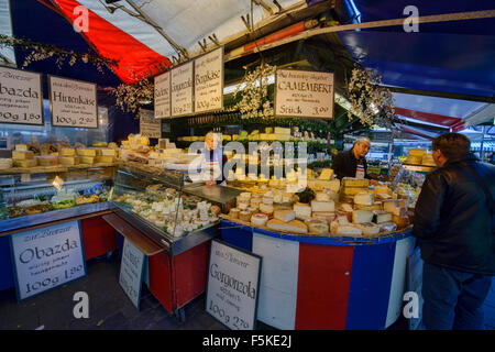 Gourmet-Käse-Shop am Viktualienmarkt in München Stockfoto