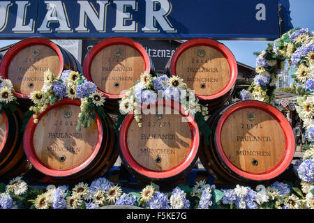 Bierfässer, die ihren Weg zum Oktoberfest in München, Deutschland Stockfoto