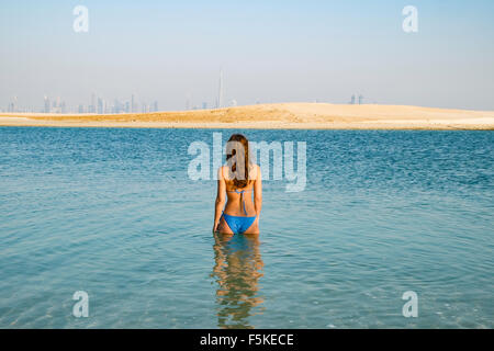 Frau im Meer auf die Insel Libanon Beach Resort auf ein Mann machte Insel, Teil von The World Dubai Küste in Vereinigte Arabische Emirate Stockfoto