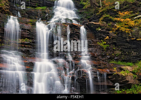 Die Multi Tier Herbst Schönheit des Ganoga fällt in Pennsylvania Ricketts Glen State Park. Stockfoto