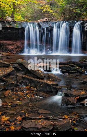 Herbst Fluss der Küche Creek als es übergießen Oneida fällt in Pennsylvania Ricketts Glen State Park. Stockfoto