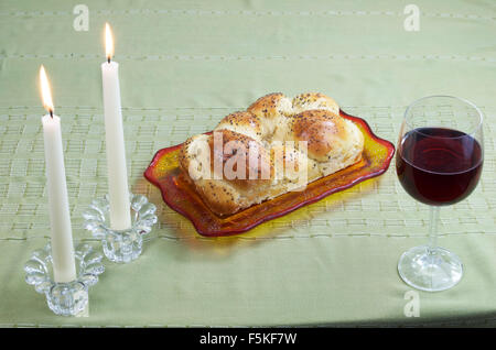 Einhaltung des Schabbat, Challah, Wein und Kerzen Stockfoto