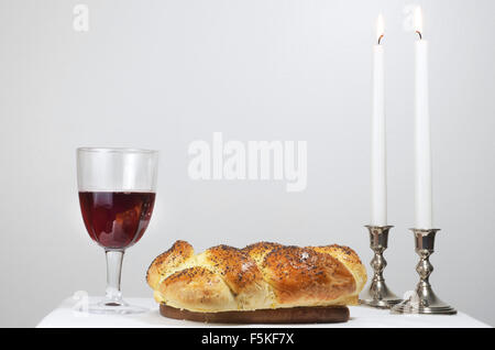 Einhaltung des Schabbat, Challah, Wein und Kerzen Stockfoto