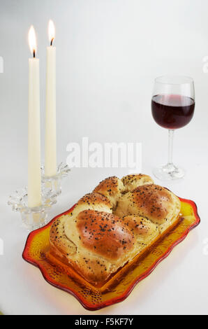 Einhaltung des Schabbat, Challah, Wein und Kerzen Stockfoto