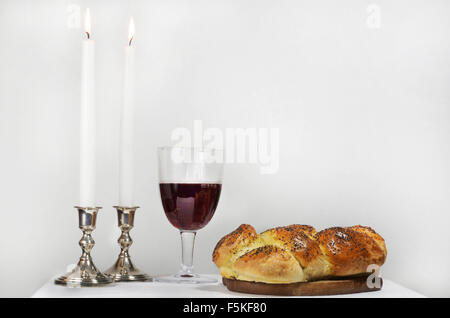 Einhaltung des Schabbat, Challah, Wein und Kerzen Stockfoto