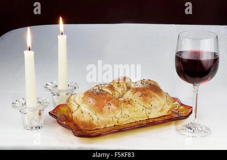 Einhaltung des Schabbat, Challah, Wein und Kerzen Stockfoto