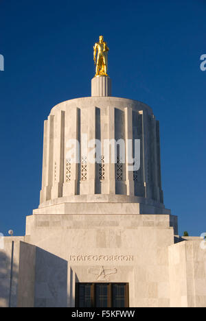 Kuppel des Kapitols mit Oregon Pionier, Oregon State Capitol, Salem, Oregon Stockfoto