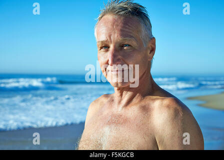 Kopf und Schulter Porträt von einem reifen Alter Mann mit Strand Vorland Hintergrund Stockfoto