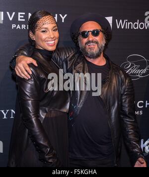 New York, NY, USA. 5. November 2015. Alicia Keys, Thierry Guetta aka Mr. Brainwash im Ankunftsbereich für Keep A Child Alive der 12. jährliche Black Ball, Hammerstein Ballroom in Manhattan Center, New York, NY 5. November 2015. Bildnachweis: Steven Ferdman/Everett Collection/Alamy Live-Nachrichten Stockfoto