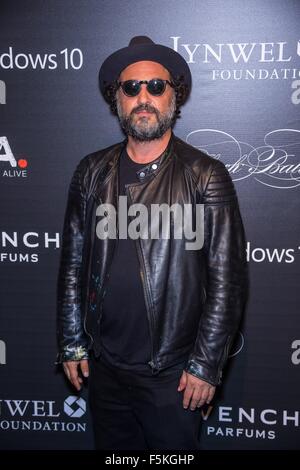 New York, NY, USA. 5. November 2015. Thierry Guetta aka Mr. Brainwash im Ankunftsbereich für Keep A Child Alive der 12. jährliche Black Ball, Hammerstein Ballroom in Manhattan Center, New York, NY 5. November 2015. Bildnachweis: Steven Ferdman/Everett Collection/Alamy Live-Nachrichten Stockfoto