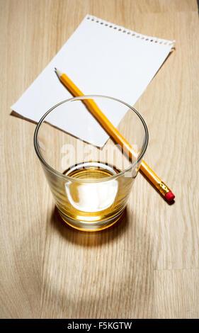 Scotch auf hölzernen Hintergrund mit Exemplar. Stockfoto