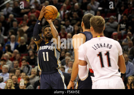 Portland, Oregon, USA. 5. November 2015. MIKE CONLEY (11) führt einen Torwurf im Moda Center. Foto von David Blair Credit: David Blair/ZUMA Draht/Alamy Live-Nachrichten Stockfoto