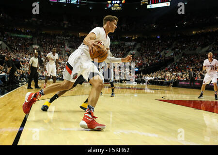 Portland, Oregon, USA. 5. November 2015. MEYERS LEONARD (11) Laufwerke auf den Reifen in der Mitte der Moda. Foto von David Blair Credit: David Blair/ZUMA Draht/Alamy Live-Nachrichten Stockfoto