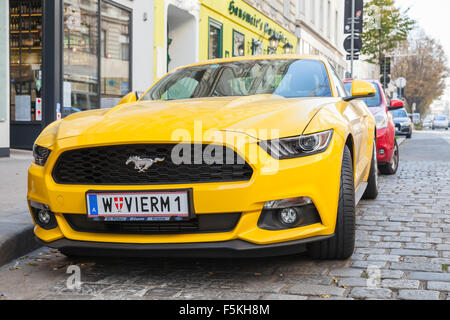 Wien, Österreich - 4. November 2015: Hell gelbes Ford Mustang 2015 Auto steht die Stadt Straße, close-up-Vorderansicht Stockfoto