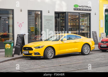 Wien, Österreich - 4. November 2015: Helles gelbes Ford Mustang 2015-Auto steht auf der Stadt Straße, legendäre Sportwagen in der la Stockfoto