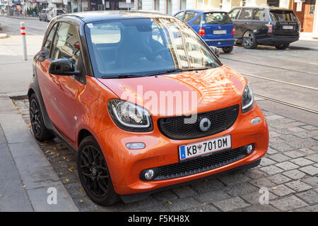 Wien, Österreich - 4. November 2015: Leuchtend rot steht Smart Fortwo W453 auf der Stadtstraße Stockfoto