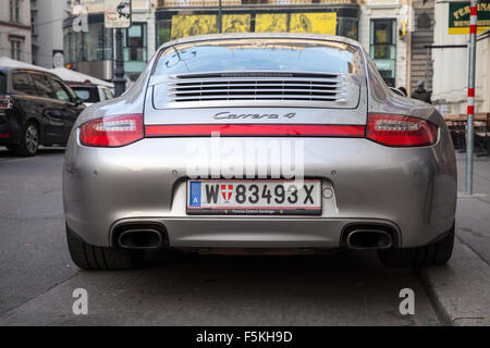 Wien, Österreich - 4. November 2015: Silber grau Porsche 911 Carrera 4 Auto steht auf der Stadtansicht Straße, hinten Stockfoto