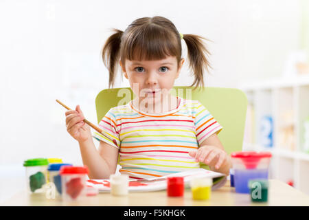 Kinder spielen und malen zu Hause oder Kindergarten oder Kinderkrippe Stockfoto