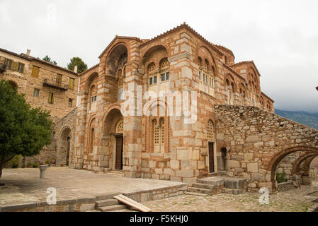 DISTOMO, Griechenland - 30. Oktober 2015: Hosios Loukas Kloster ist eines der wichtigsten Denkmäler des mittleren byzantinischen Architekten Stockfoto