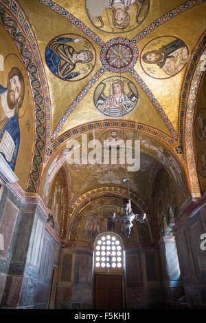 DISTOMO, Griechenland - 30. Oktober 2015: Hosios Loukas Kloster ist eines der wichtigsten Denkmäler des mittleren byzantinischen Architekten Stockfoto