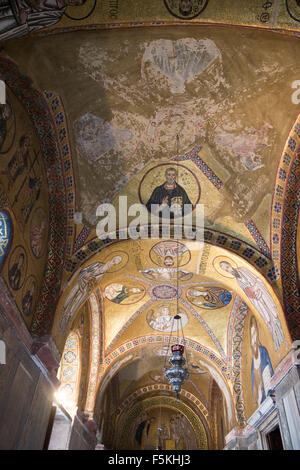 DISTOMO, Griechenland - 30. Oktober 2015: Hosios Loukas Kloster ist eines der wichtigsten Denkmäler des mittleren byzantinischen Architekten Stockfoto