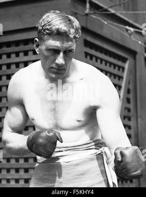 Vintage Foto von englischen Schwergewichts-Boxer Bombardier Billy Wells (1889 – 1967). Brunnen, aus dem East End von London, war britischen und Commonwealth-Schwergewichts-Champion von 1911 bis 1919. Er war auch bekannt als einen frühen Rang "Gongman" - die Person, die auffallend großen Gong zu Beginn der Rank Organisation Filme gesehen. Stockfoto