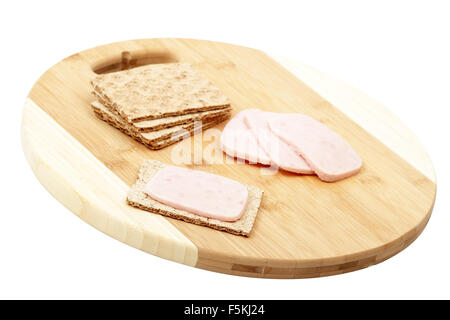 Scheiben Schinken mit Knäckebrot Stockfoto