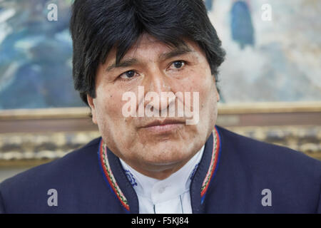 Hamburg, Deutschland. 5. November 2015. Boliviens Präsident Evo Morales spricht in einem Interview in Hamburg, Deutschland, 5. November 2015. Foto: Georg Wendt/Dpa/Alamy Live News Stockfoto