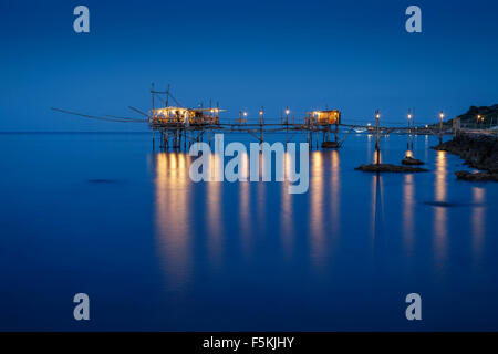 Die Trabocco Sasso della Cajana in der Abenddämmerung, Rocca San Giovanni, Costa dei Trabocchi, Abruzzen, Italien. Stockfoto