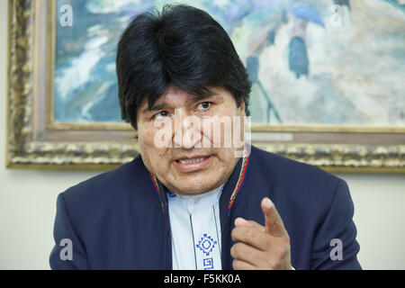 Hamburg, Deutschland. 5. November 2015. Boliviens Präsident Evo Morales spricht in einem Interview in Hamburg, Deutschland, 5. November 2015. Foto: Georg Wendt/Dpa/Alamy Live News Stockfoto