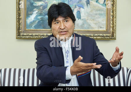 Hamburg, Deutschland. 5. November 2015. Boliviens Präsident Evo Morales spricht in einem Interview in Hamburg, Deutschland, 5. November 2015. Foto: Georg Wendt/Dpa/Alamy Live News Stockfoto