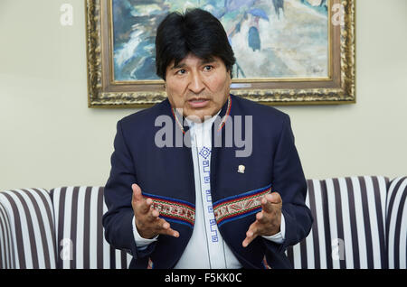 Hamburg, Deutschland. 5. November 2015. Boliviens Präsident Evo Morales spricht in einem Interview in Hamburg, Deutschland, 5. November 2015. Foto: Georg Wendt/Dpa/Alamy Live News Stockfoto