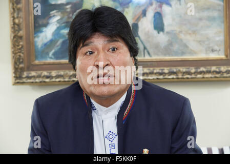 Hamburg, Deutschland. 5. November 2015. Boliviens Präsident Evo Morales spricht in einem Interview in Hamburg, Deutschland, 5. November 2015. Foto: Georg Wendt/Dpa/Alamy Live News Stockfoto