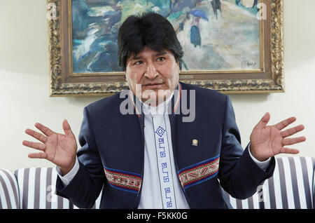 Hamburg, Deutschland. 5. November 2015. Boliviens Präsident Evo Morales spricht in einem Interview in Hamburg, Deutschland, 5. November 2015. Foto: Georg Wendt/Dpa/Alamy Live News Stockfoto