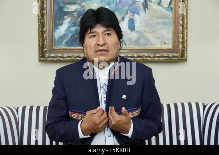 Hamburg, Deutschland. 5. November 2015. Boliviens Präsident Evo Morales spricht in einem Interview in Hamburg, Deutschland, 5. November 2015. Foto: Georg Wendt/Dpa/Alamy Live News Stockfoto