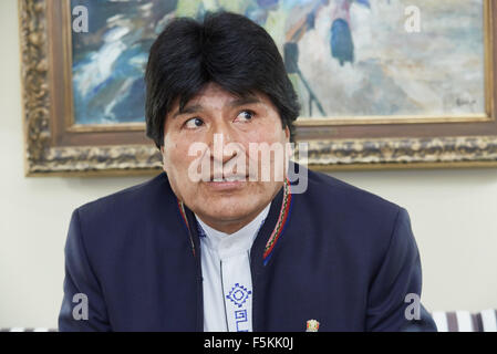 Hamburg, Deutschland. 5. November 2015. Boliviens Präsident Evo Morales spricht in einem Interview in Hamburg, Deutschland, 5. November 2015. Foto: Georg Wendt/Dpa/Alamy Live News Stockfoto