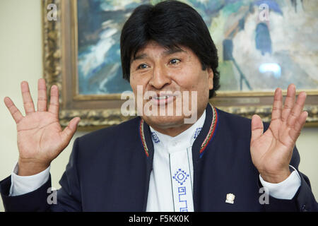 Hamburg, Deutschland. 5. November 2015. Boliviens Präsident Evo Morales spricht in einem Interview in Hamburg, Deutschland, 5. November 2015. Foto: Georg Wendt/Dpa/Alamy Live News Stockfoto