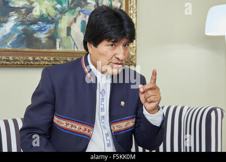 Hamburg, Deutschland. 5. November 2015. Boliviens Präsident Evo Morales spricht in einem Interview in Hamburg, Deutschland, 5. November 2015. Foto: Georg Wendt/Dpa/Alamy Live News Stockfoto