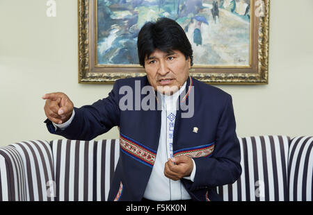 Hamburg, Deutschland. 5. November 2015. Boliviens Präsident Evo Morales spricht in einem Interview in Hamburg, Deutschland, 5. November 2015. Foto: Georg Wendt/Dpa/Alamy Live News Stockfoto