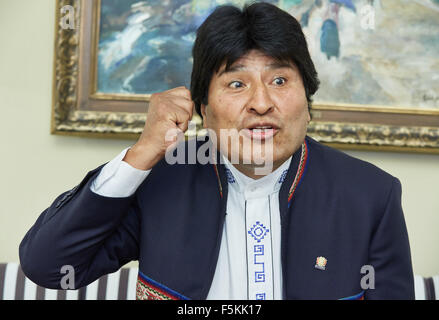 Hamburg, Deutschland. 5. November 2015. Boliviens Präsident Evo Morales spricht in einem Interview in Hamburg, Deutschland, 5. November 2015. Foto: Georg Wendt/Dpa/Alamy Live News Stockfoto