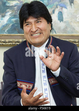 Hamburg, Deutschland. 5. November 2015. Boliviens Präsident Evo Morales spricht in einem Interview in Hamburg, Deutschland, 5. November 2015. Foto: Georg Wendt/Dpa/Alamy Live News Stockfoto