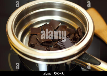 Schokolade schmelzen. Herstellung von Schokolade Schwamm Kuchen. Serie. Stockfoto