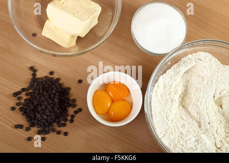 Zutaten für die Herstellung: Schokolade-Chips, Eiern, Mehl, Zucker, Butter. Chocolate Chip Cookies zu machen. Serie. Stockfoto