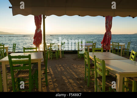 Restaurant am Strand bei Sonnenuntergang Stockfoto