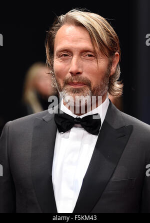 Berlin, Deutschland. 5. November 2015. Schauspieler Mads Mikkelsen kommt für die GQ Mann des Jahres in Berlin, Deutschland, 5. November 2015. Foto: Britta Pedersen/Dpa/Alamy Live News Stockfoto