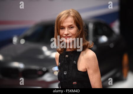 Berlin, Deutschland. 5. November 2015. Schauspielerin Isabelle Huppert kommt für die GQ Mann des Jahres in Berlin, Deutschland, 5. November 2015. Foto: Britta Pedersen/Dpa/Alamy Live News Stockfoto