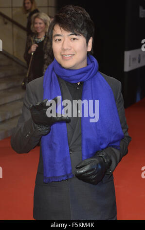 Berlin, Deutschland. 5. November 2015. Pianist Lang Lang kommt für die GQ Mann des Jahres in Berlin, Deutschland, 5. November 2015. Foto: Britta Pedersen/Dpa/Alamy Live News Stockfoto