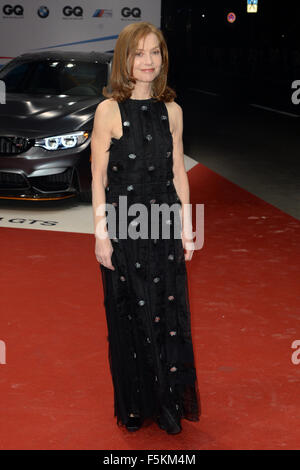 Berlin, Deutschland. 5. November 2015. Schauspielerin Isabelle Huppert kommt für die GQ Mann des Jahres in Berlin, Deutschland, 5. November 2015. Foto: Britta Pedersen/Dpa/Alamy Live News Stockfoto