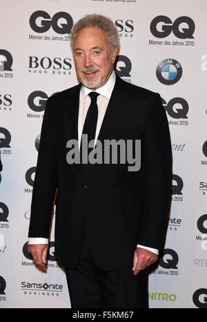 Berlin, Deutschland. 5. November 2015. Tom Jones kommt für die GQ Mann des Jahres in Berlin, Deutschland, 5. November 2015. Foto: Jens Kalaene/Dpa/Alamy Live News Stockfoto