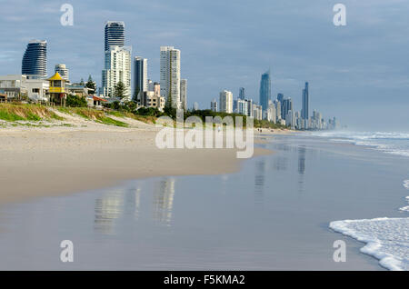 Hochhäuser am Strand, Surfers Paradise, Gold Coast, Queensland, Australien Stockfoto